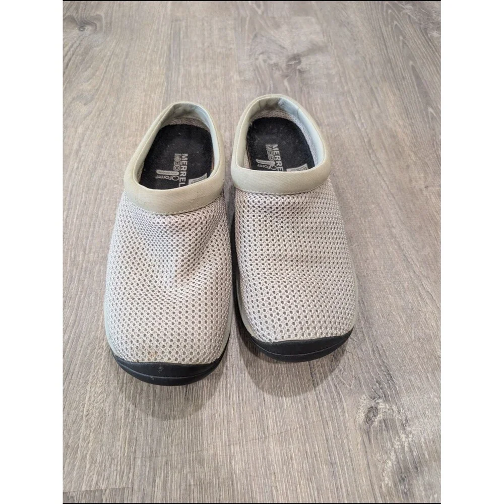 Merrell Womens Size 6 Slip-On Mesh Clogs in Light Gray and Black